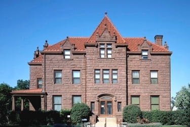 Moss Mansion Building