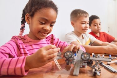 Kids building robots